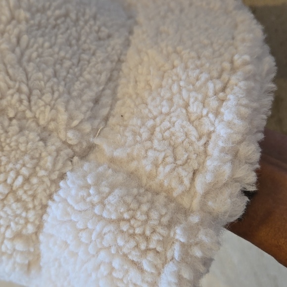 Abercrombie & Fitch Creamy White Fuzzy Bucket Hat - Picture 4 of 7